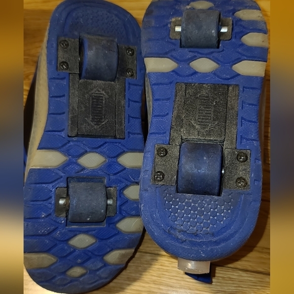 LIGHTING up shoes with wheels - Picture 8 of 10